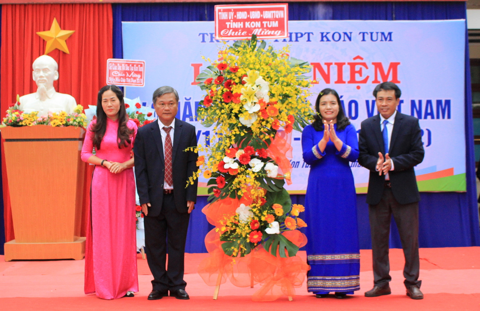Phó Chủ tịch UBND tỉnh Y Ngọc dự lễ kỷ niệm 40 năm Ngày Nhà giáo Việt Nam tại trường THPT Kon Tum